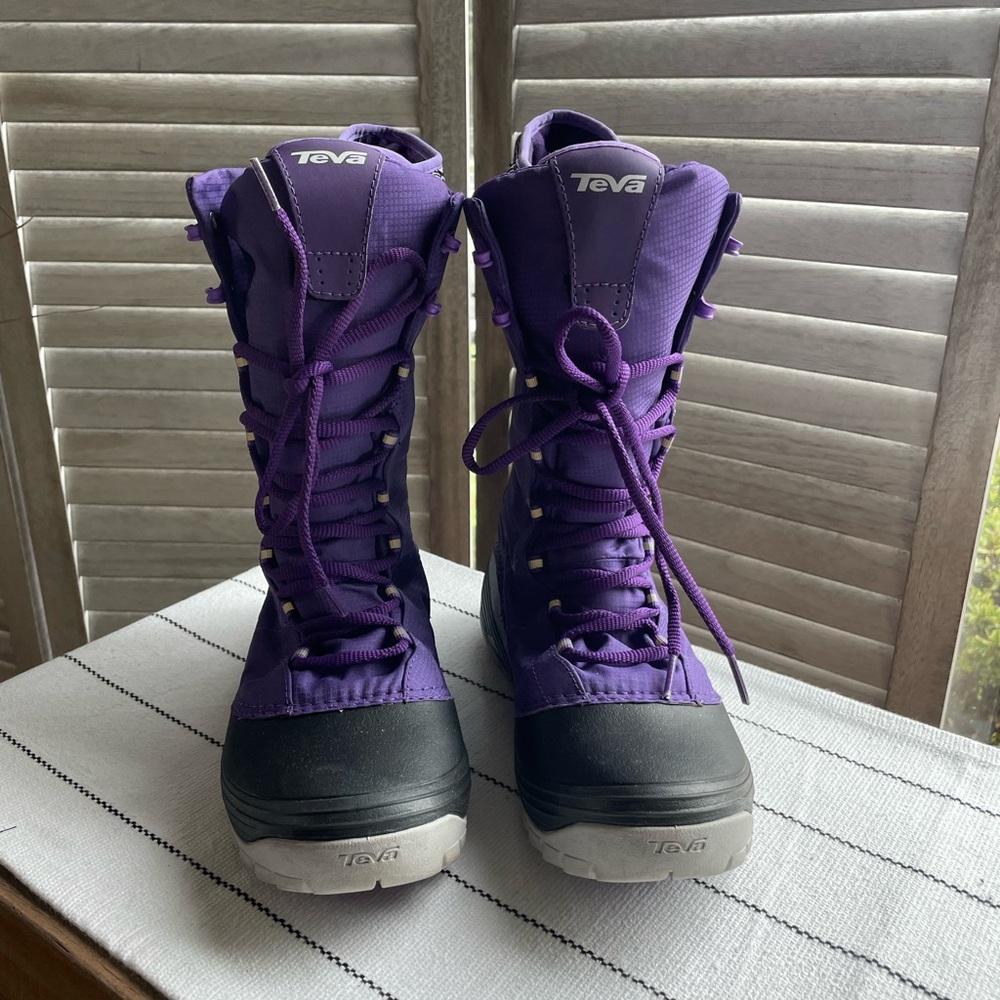 Teva snow boots size 6.5